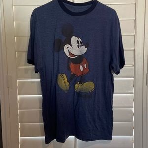 This is a mens size medium Mickey Mouse tshirt from Disneyland. Work only once.